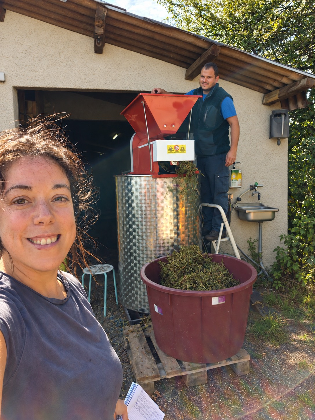 Maria Hilen und Olcay im Keller während der Weinlese